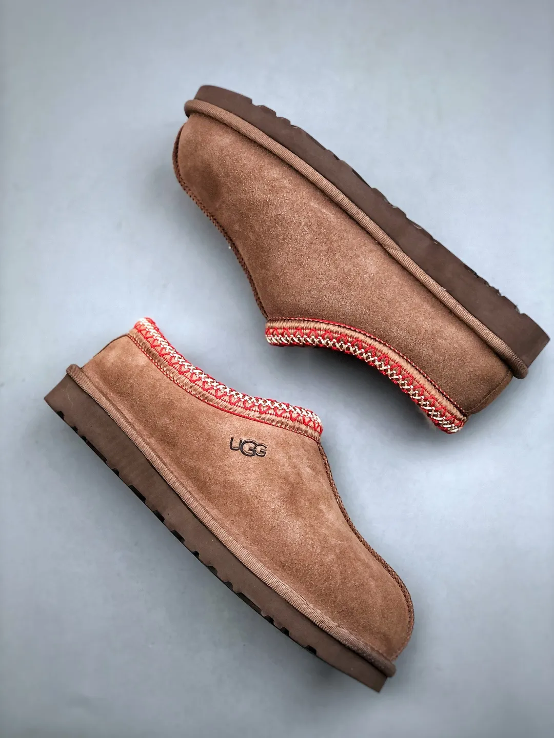 Local self-pickup💰540 supports store placement. The top version on the market. UGG Tazz. Ethnic thin-soled men's and women's models. Xiaohongshu's hot model. Produced by a major foreign trade factory in Guangzhou. Real sheep fur from toe to insole. Independent outer box packaging. Chip. Waterproof process. Different from any version on the market. 5cm thick sole, independently developed original outsole, cashmere insole, keeping warm in winter, suitable for home use. In the new year, uug launched a style series, which is partially geared towards the preferences of young consumers. It has also moved to the forefront of fashion trends. Shoe body material, water-repellent coated suede upper, 17 mm UGGPURE™ implanted wool insole, lightweight non-slip and comfortable rubber outsole, with brand LOGO and trademark, with full package Size: 35 36 37 38 39 40 41 42 43 44 45